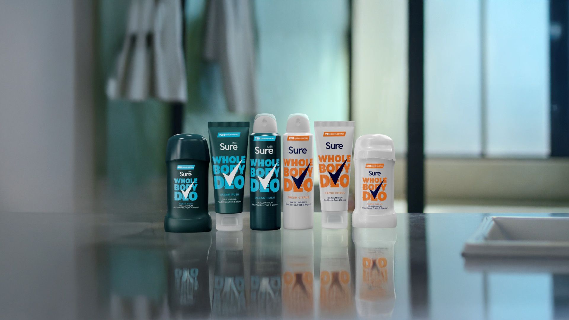 浴室檯面上擺放著一系列 Rexona 全身止汗香體露。