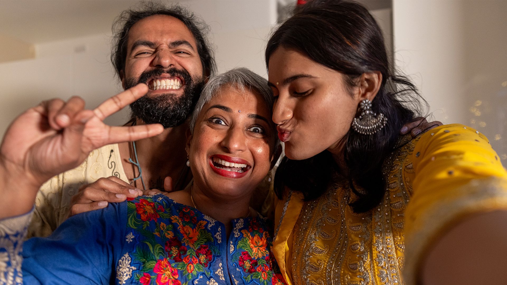 同一家庭的三个人面带微笑